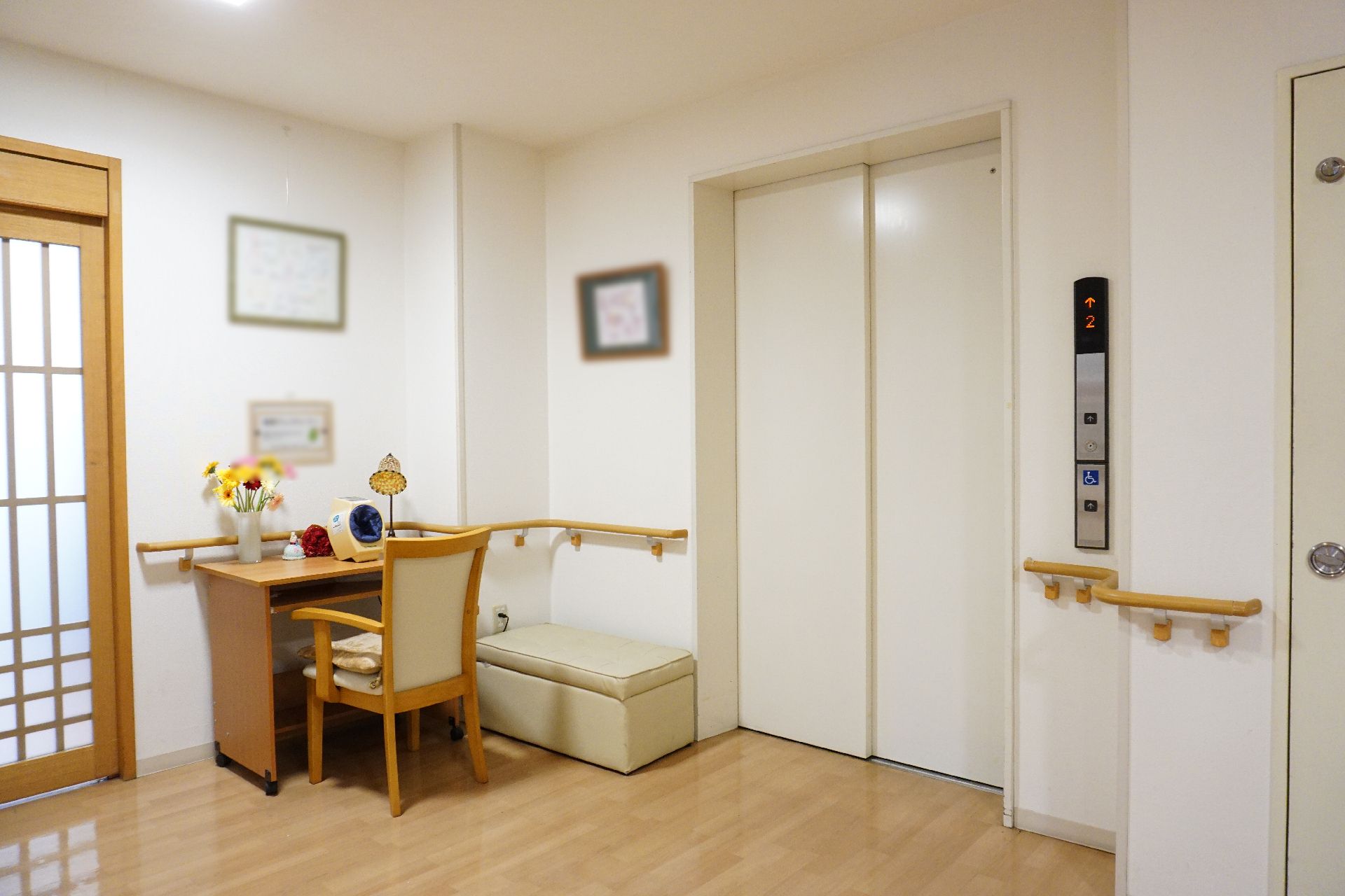 足の悪い人に配慮して手すりが備えつけられているエレベーター