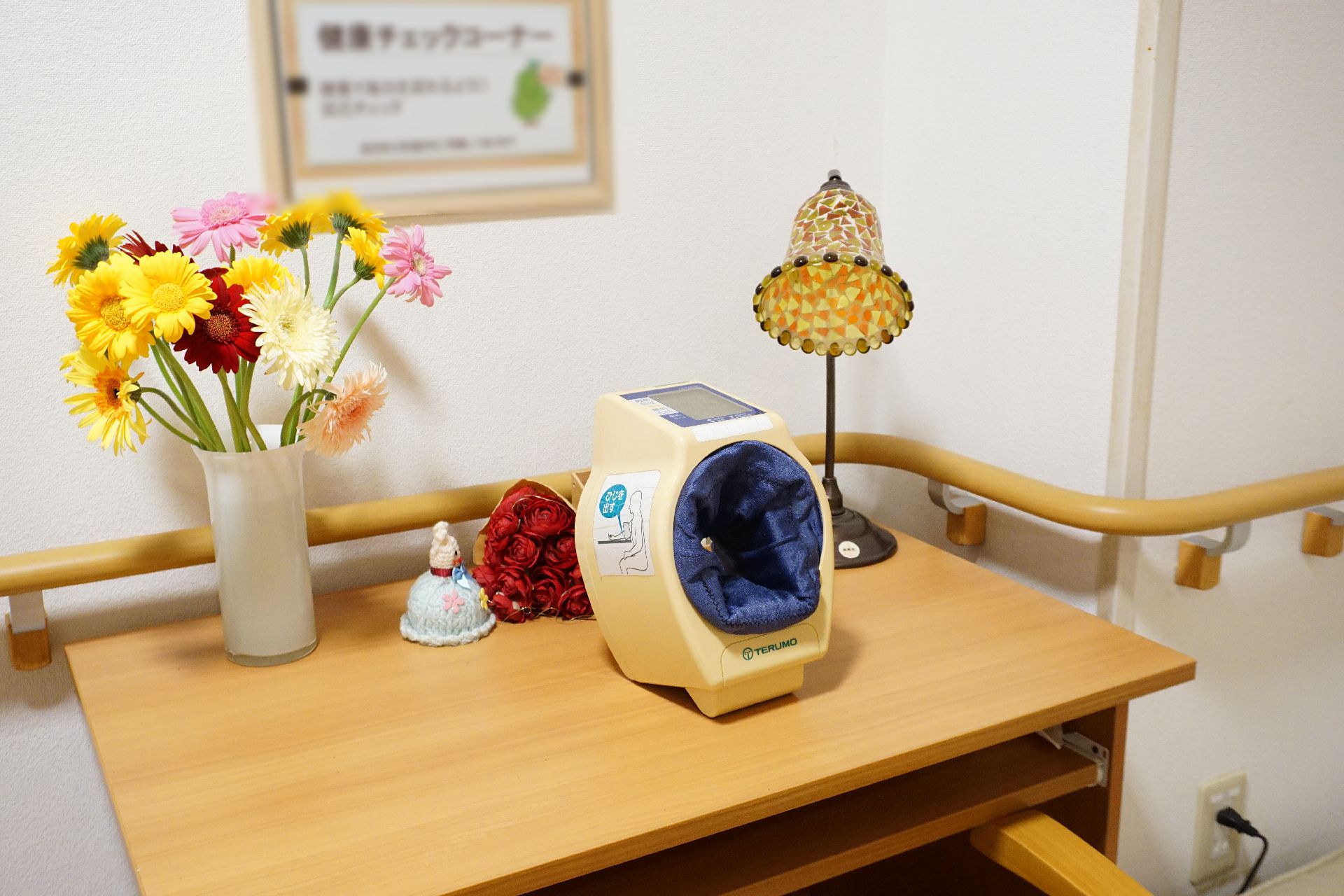 健康に配慮して机に置いてある血圧測定器
