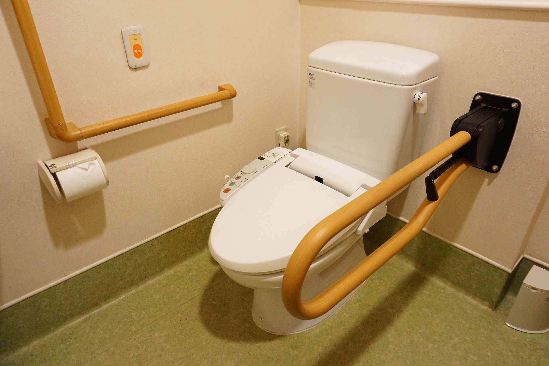 手すりが取り付けられているので用を足すのが簡単なトイレ