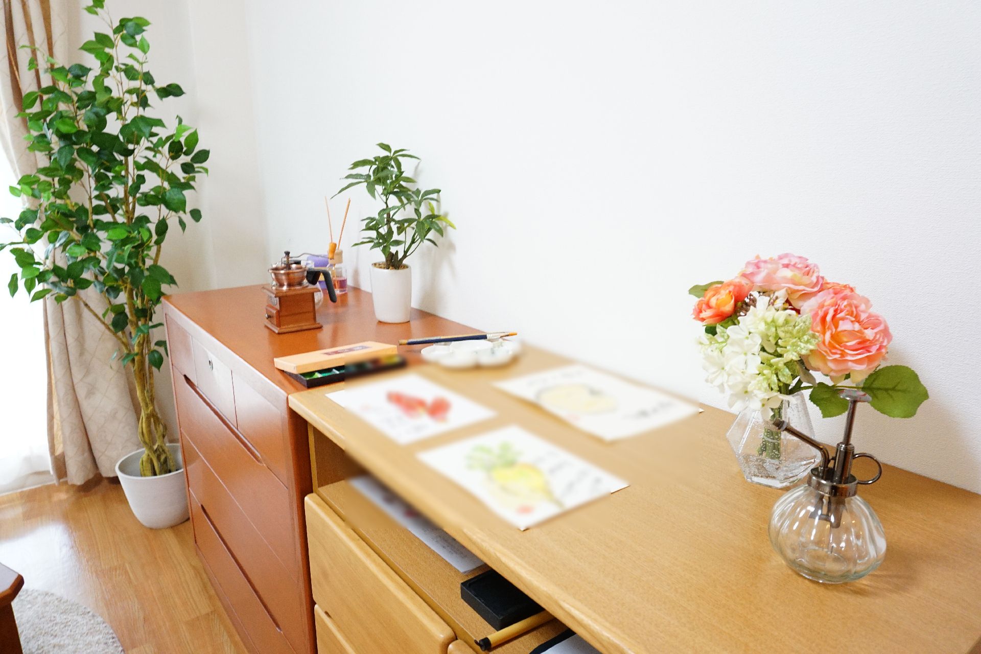 入居者の描いた絵が置いてある居室