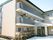 3階建ての建物で、ベランダには黒いフェンスが付いている。玄関部分は屋根が付いており、段差がないため歩きやすい。