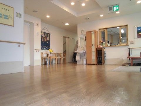 エントランスは広々としている。正面に受付窓口があり、スタッフが常駐している。横には洗面台がついている。