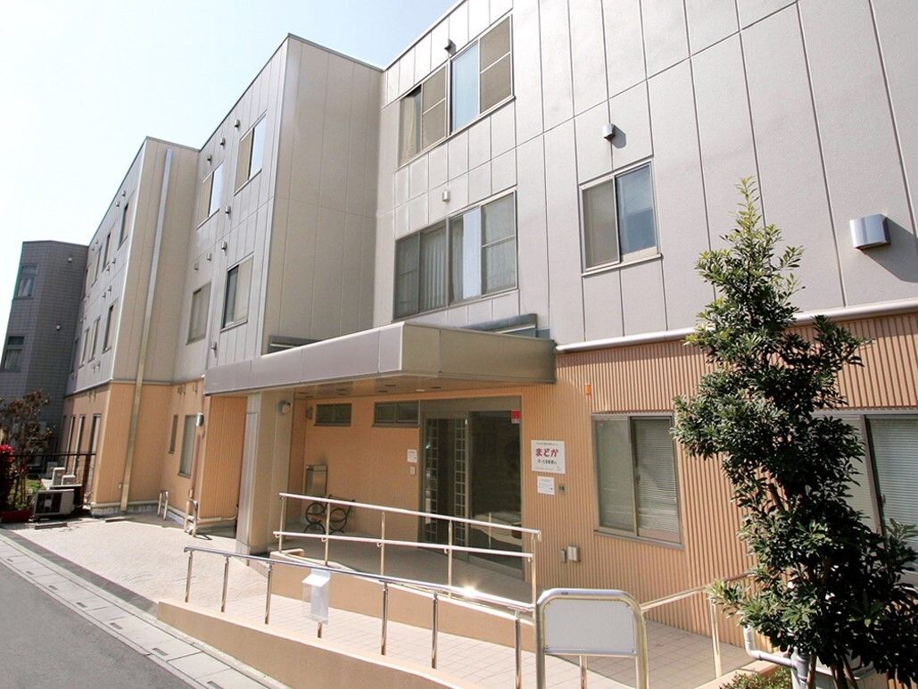 建物の正面は大きな道路に面している。入り口前には大きな屋根がついており、雨の日も送迎も安全に行うことができる。