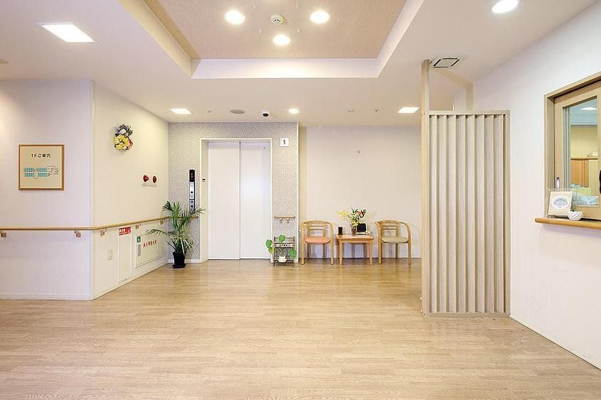 落ち着いた調度やテレビが機能的に配置されている居室