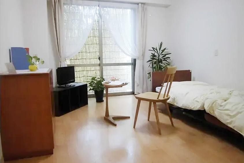 エントランスは広々としている。正面に受付窓口があり、スタッフが常駐している。横には洗面台がついている。