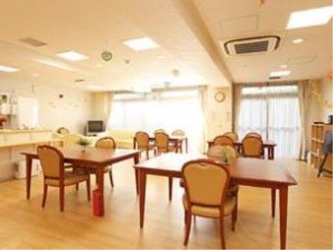 テーブルと椅子は４人掛けと２人掛けの２パターンがある。テーブルとテーブルの間隔は広くゆったりとしている。