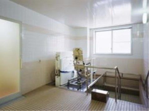 スタッフの介助のもとで、快適に入浴できる介護機器を備えている。手すりも完備され、入居者様の安全を確保する。