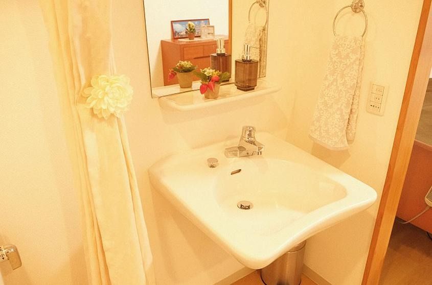 浴室にはシャワーチェアと手すりを設置している。お体にかかるご負担を極力少なくしながら、ご入浴をしていただける。