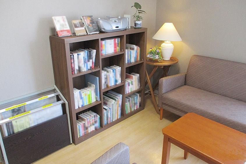 玄関周辺、施設前道路は段差をなくしたバリアフリー設計である。車椅子をご利用の方にも使用しやすいようになっている。