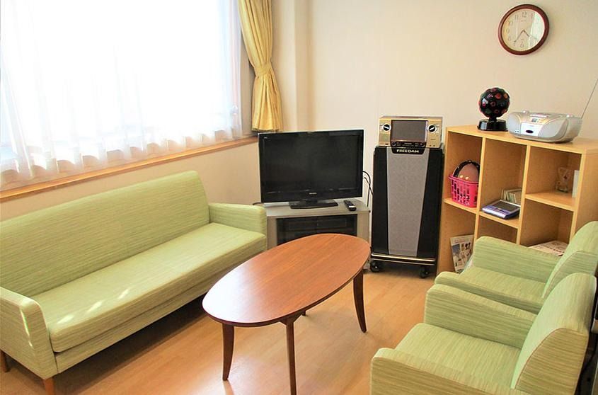 バリアフリーが行き届いたエントランスには、すぐ横にスタッフルームを設置している。いつでも入居者様のお出迎えに対応できるようになっている。