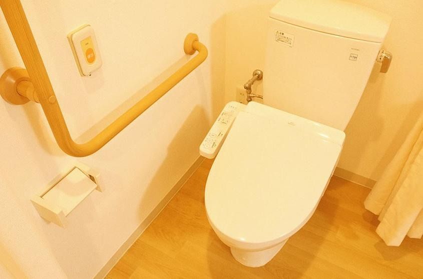 テーブルは二人掛けになっており、広々と食事などをお楽しみいただける。冷暖房も完備されており快適に過ごせる。