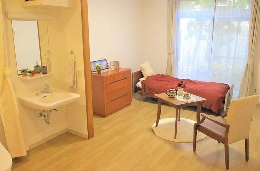 居室にはご自宅からタンスなどの家具も持ち込んで置くこともできる。窓も設置され、自然光が差し込む明るい空間である。