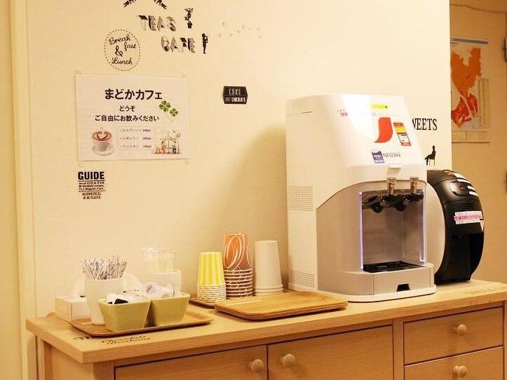 壁にコーヒーの種類が書かれた紙が貼られているカフェコーナー