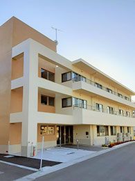 明るい外観の建物