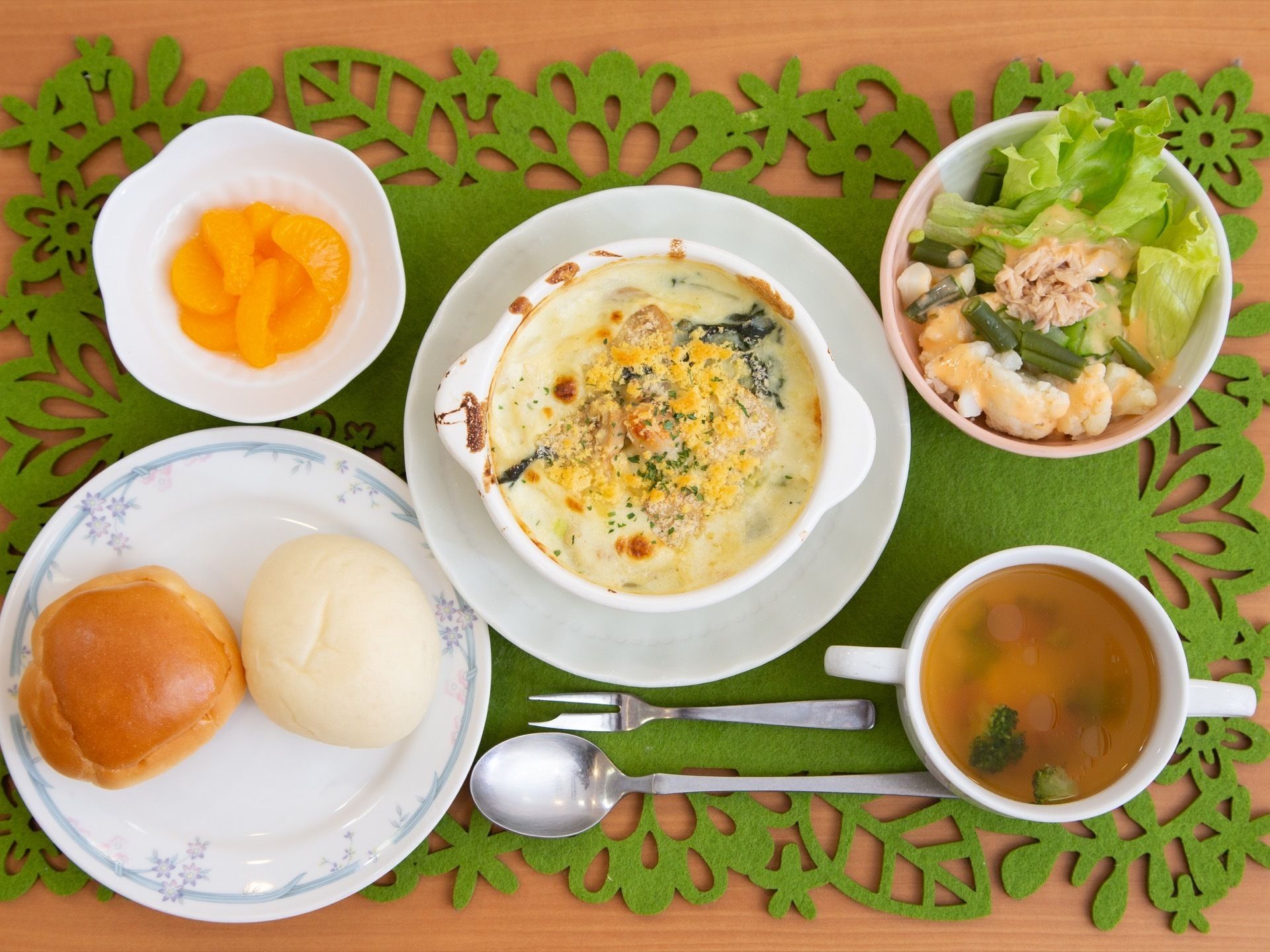 グラタンやパン、スープ、サラダなどが並べられている洋食のメニュー