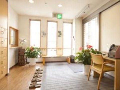 エントランスは窓も大きくてとても明るい雰囲気になっている。段差もないので車椅子のままでもすぐに入ることができる。