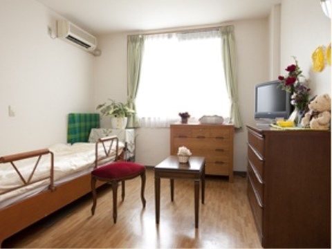 入居者様一人ずつ個室が用意してある。ベッドだけでなく、身の回りに必要なものは自由に置くことができる。