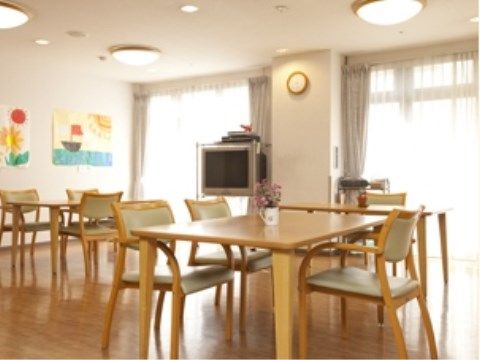 窓が大きく、明るいリビングには複数のテーブルと椅子が設けられている。食事をとった後は、そのまま談笑しながら交流を図ることができる。