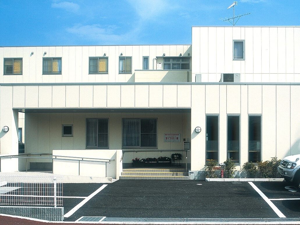 玄関前はスロープがあるので、足腰に不安がある方も安全に入館できる。目の前が駐車スペースになっているので、荷物の出し入れも楽である。