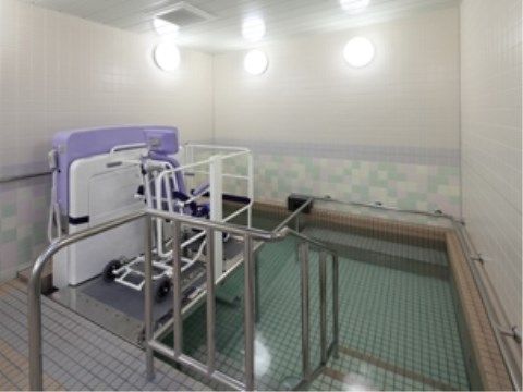 大浴場には、車椅子をご利用の方も入浴が可能な設備が整っている。浴槽周囲の壁に手すりが設置されている。