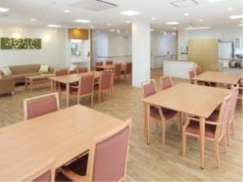 広々とした開放感のあるリビングルームである。壁には手すりが完備されているので、しっかりと掴まって安全に歩行ができる。