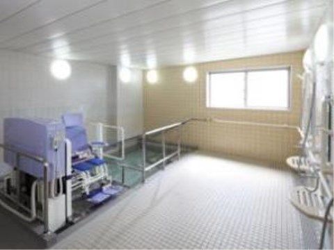 清潔感のある広々とした浴室である。浴室用の車椅子を完備しているので、足腰に自信のない方でも快適に入浴ができる。