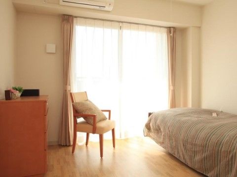 掃出し窓があり、日当たりも良好で明るい。床面は薄ベージュ色のフローリングで通路は広く取られている。エアコンも完備している。
