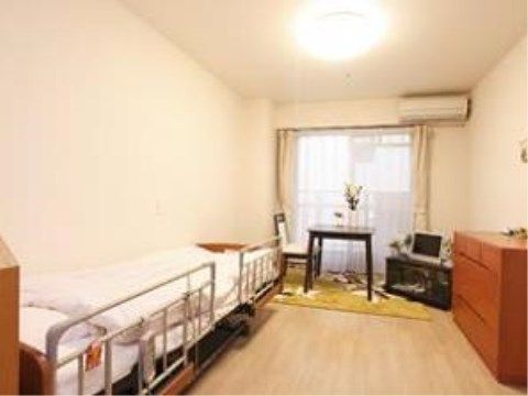 居室は、介護用ベッドや家具を置いても、十分に生活スペースを確保できる広さである。エアコンを完備しているので快適にお過ごしいただける。