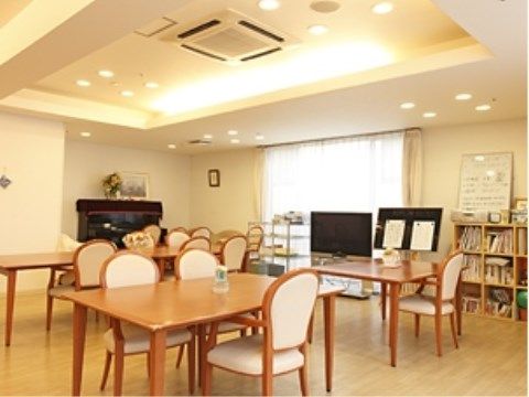 大きな窓があり、横側の壁際に本棚を置いている。天井に長方形に窪みを設け、中央にエアコンを設置し、周りに照明を備えている。