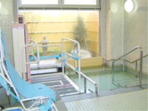 日本庭園を眺めながら入浴をお楽しみいただける浴室である。頑丈な手すりを完備し、安全に湯船に浸かれる造りになっている。