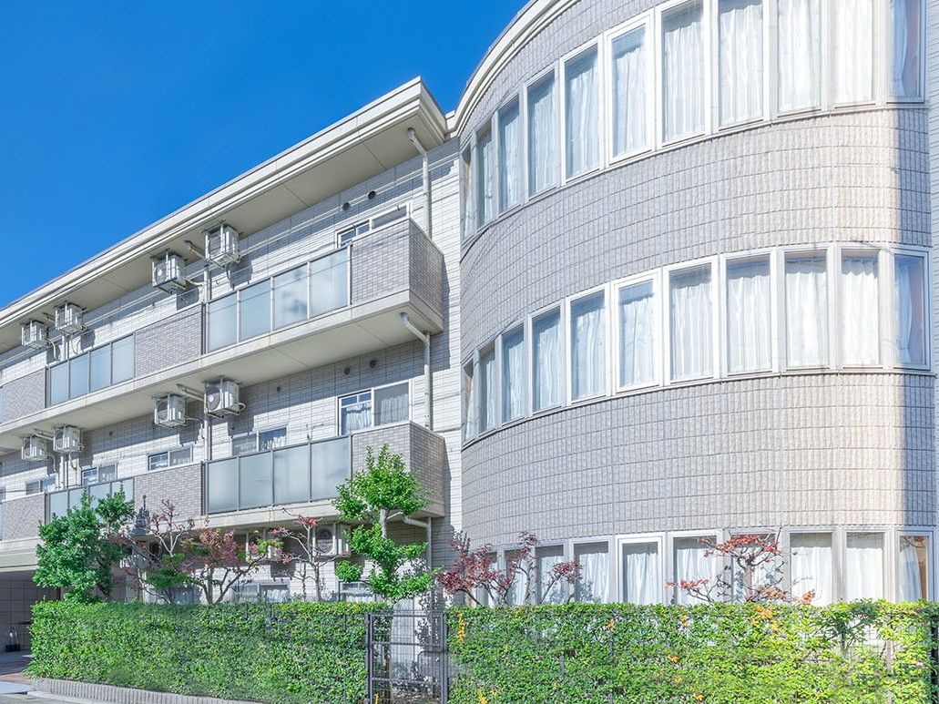 お部屋の外側にベランダを設置し、横側は弧を描いた構造の３階建ての建物である。施設のイメージのないお洒落な雰囲気である。