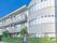 お部屋の外側にベランダを設置し、横側は弧を描いた構造の３階建ての建物である。施設のイメージのないお洒落な雰囲気である。