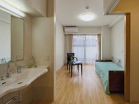居室は十分な広さが備わっており、部屋の中に洗面台があるので便利である。日照と空調は窓辺のカーテンとエアコンで調整していただける。