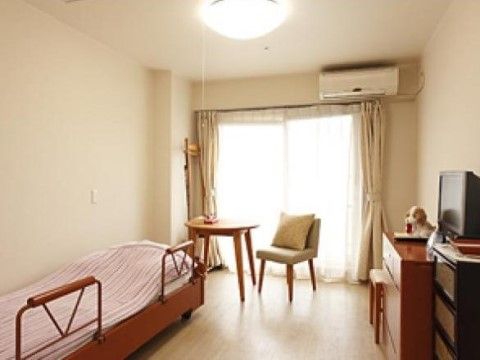 居室は、好きな家具を置いてもゆったりと過ごせる広さが確保されている。エアコンが設置されており、快適に過ごすことができる。