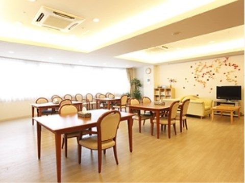 広々としたリビングルーム。柱がないため、開放感のある空間となっている。通路が広く、安全に移動することができる。