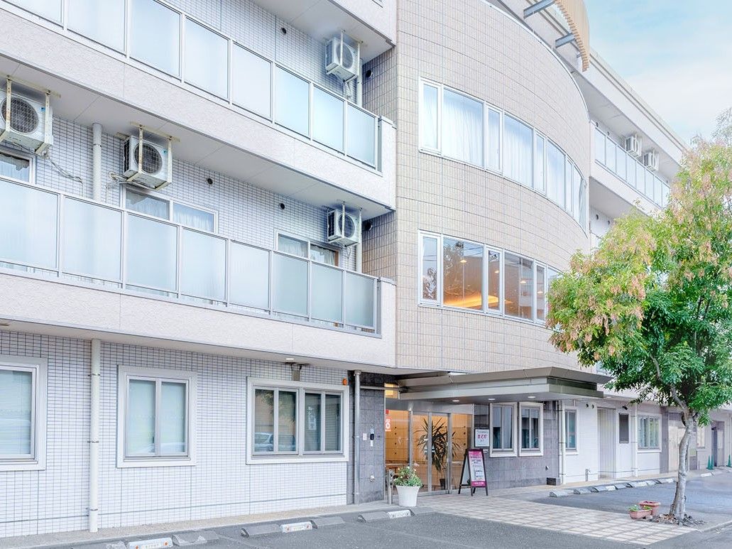 四階建ての大きな施設である。各居室にはベランダが設置されている。ベランダの柵はすりガラスとなっており、プライバシー対策も安心である。