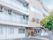 四階建ての大きな施設である。各居室にはベランダが設置されている。ベランダの柵はすりガラスとなっており、プライバシー対策も安心である。