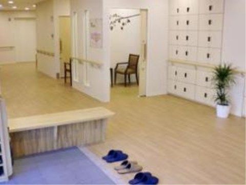 玄関を入るとたたきがあり、その脇には腰掛け椅子がある。たたきから先はスリッパを履く。壁には手すりが付けられている。