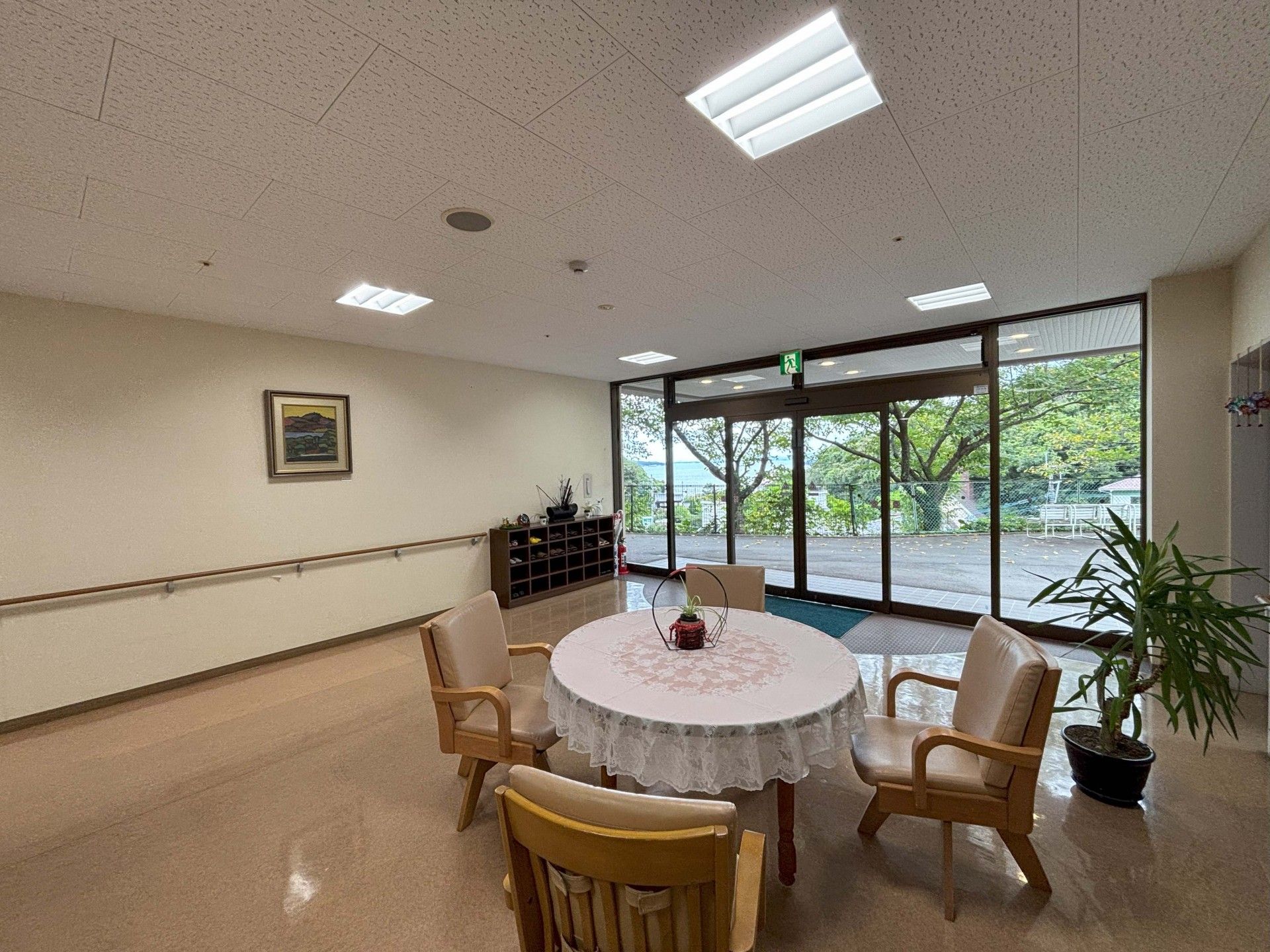自然光が差し込む談話スペース
