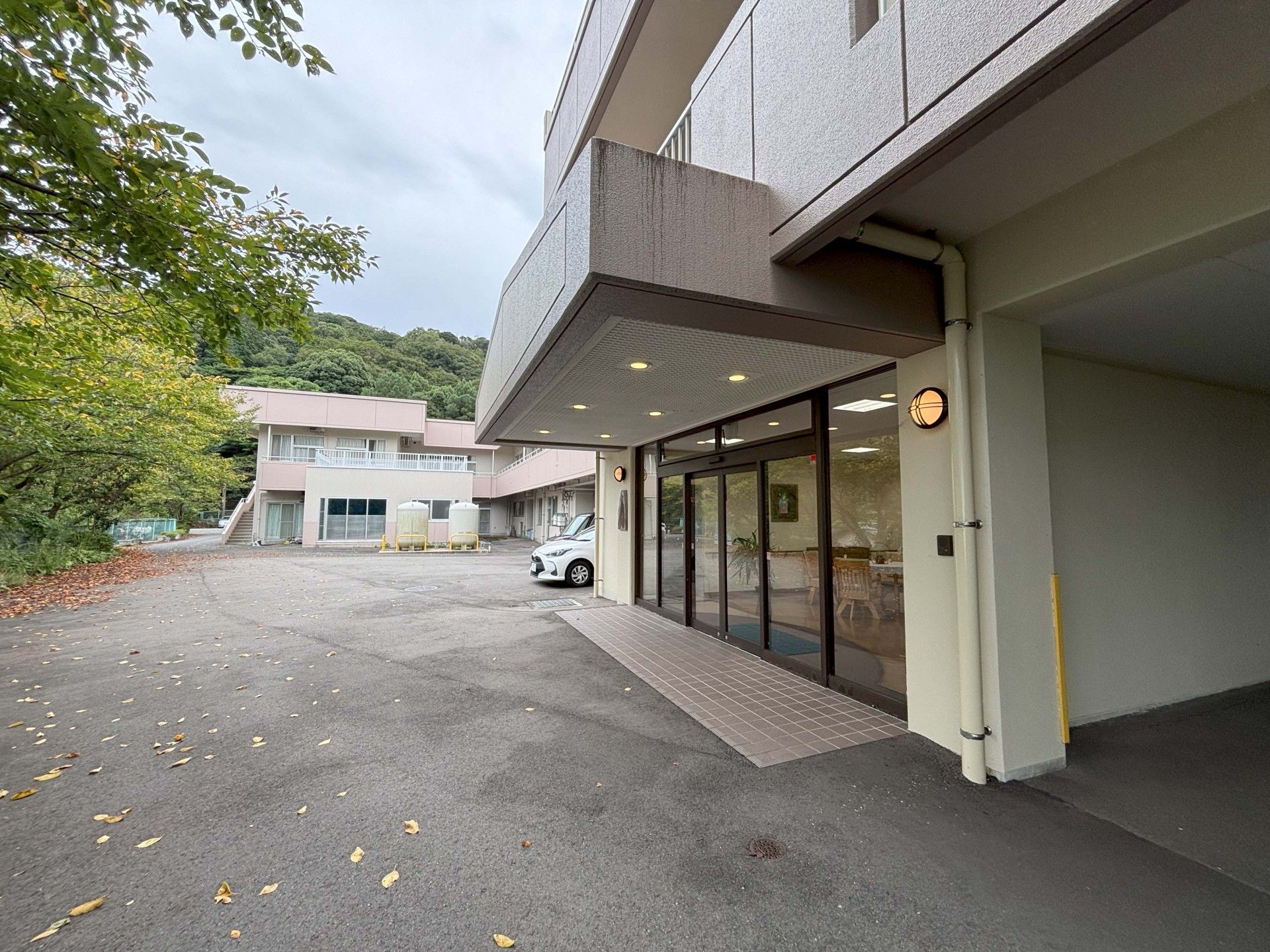 広いエントランスの外観