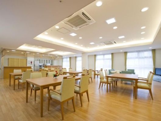 リビングルーム兼食堂兼機能訓練室