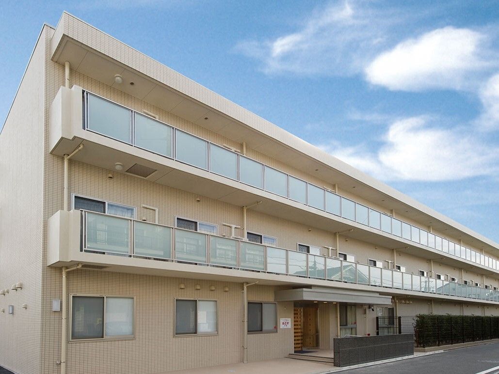 三階建ての規模の大きなマンションのような建物である。エントランス前はほぼフラットで、道路に繋がっている。