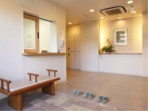 エントランスはバリアフリーで段差がないので転倒の心配がなく安心である。椅子が設置されているので、靴の履き替えが楽である。
