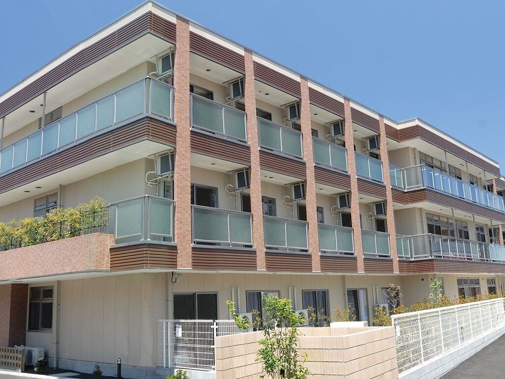 建物だけ見るとマンションを思わせるような外観になっている。施設周辺は自然に囲まれており、心地よい風を感じることができる。