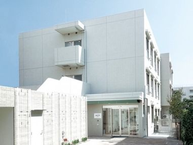 真っ白な３階建ての建物である。玄関は自動扉で、入り口前は屋根があり、扉の横に施設名の看板が取り付けられている。