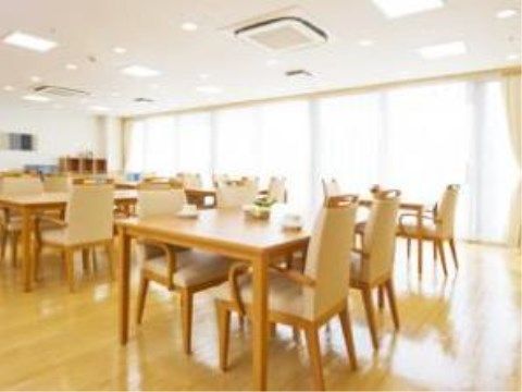 リビングの各テーブルの上には小振りの可愛らしい花が飾られている。広々とした室内の天井には、複数の空調が取り付けられている。