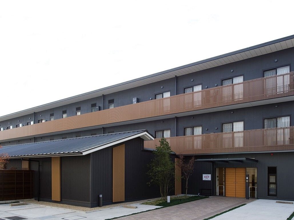 公道から施設の入口までの間には広いスペースが確保されており、駐車が可能な空間も十分にある。路面からは段差が取り払われている。
