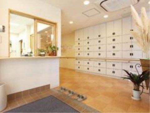 段差がないため、車椅子をご利用の方でも行き来しやすい。スタッフルームがあり、用事があるときには声をかけやすい。