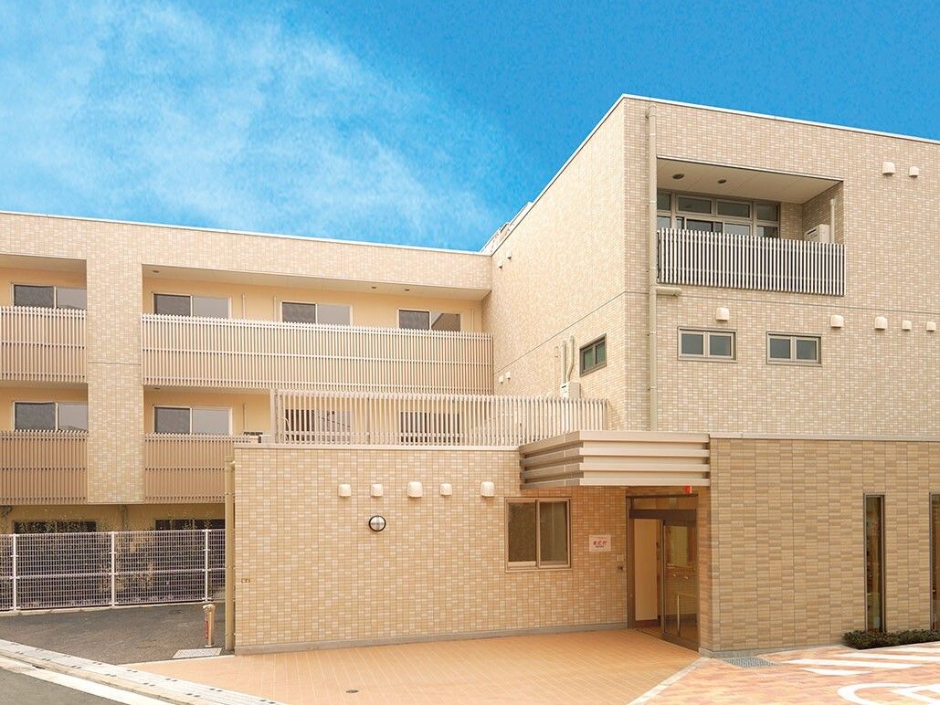 全体的に茶色の建物で、各居室にベランダが付いている。２階部分には、テラスになっているスペースがある。