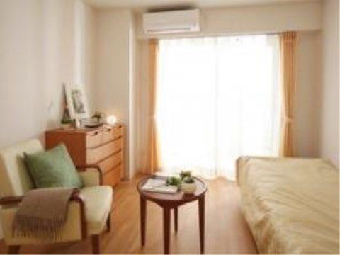 室内はベランダに面した窓から日が良く入り明るい。ベッドチェストなどの家具が付いているので、入居者様が家具を持ち込む負担がない。